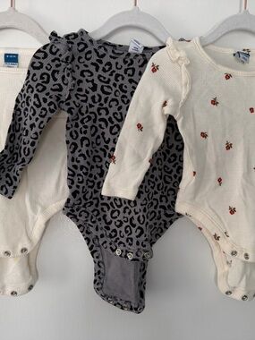 Old Navy One-Piece Bodysuit bundle of 3 baby girl size 6-12m